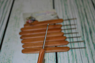 Гачок для в'язання сталевий із дерев'яною ручкою No1,25