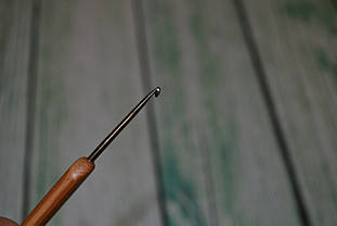 Гачок для в'язання сталевий із дерев'яною ручкою No2,25