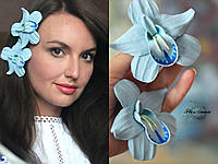 Блакитна шпилька для волосся ручної роботи "Ніжно бірюзова орхідея з розписом" (відтінок ближче до блакитного) 1 шт.