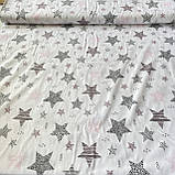 Тканина c візерунчастими сіро-рожевими зірок на білому, ширина 160 см, фото 2