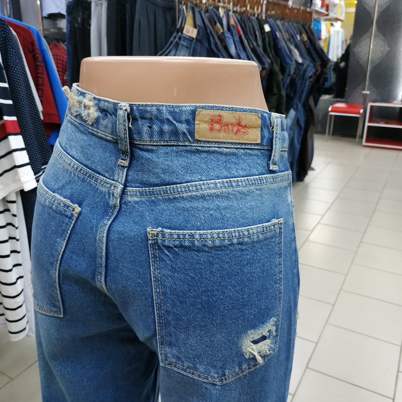 Жіночі МОМ джинси з надписами рвані - фото 9 - id-p1219199073