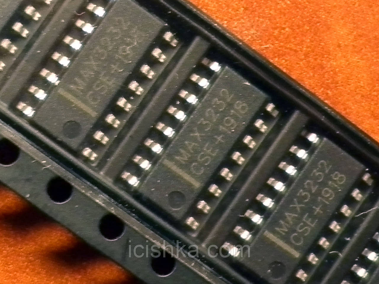 MAX3232 / MAX3232CSE / MAX3232ESE SOP16 - RS-232 UART конвертер рівнів із захистом