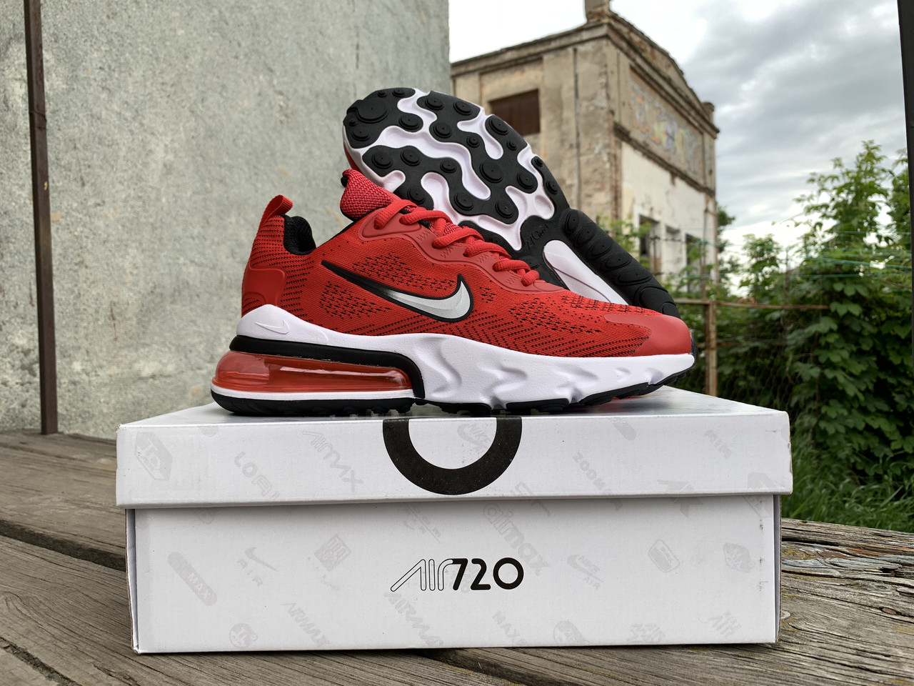 Чоловічі кросівки Nike Air Max 270 React Red