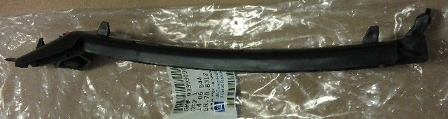 Напрямна переднього бампера права GM 93393090 OPEL Meriva-A