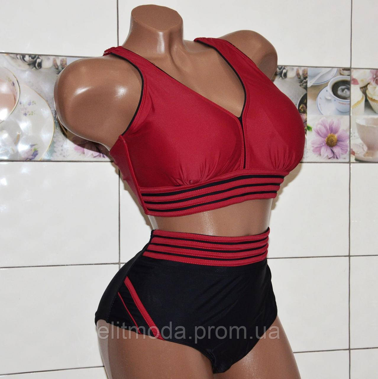 Розмір 66. Спортивний купальник для жінок на великі груди, чорно-червоний із м'якою чашкою.