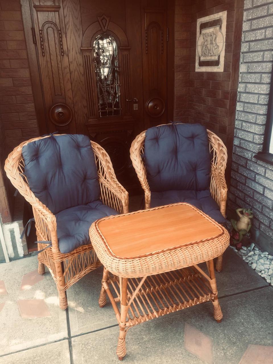Столик і крісла з лози з накидками