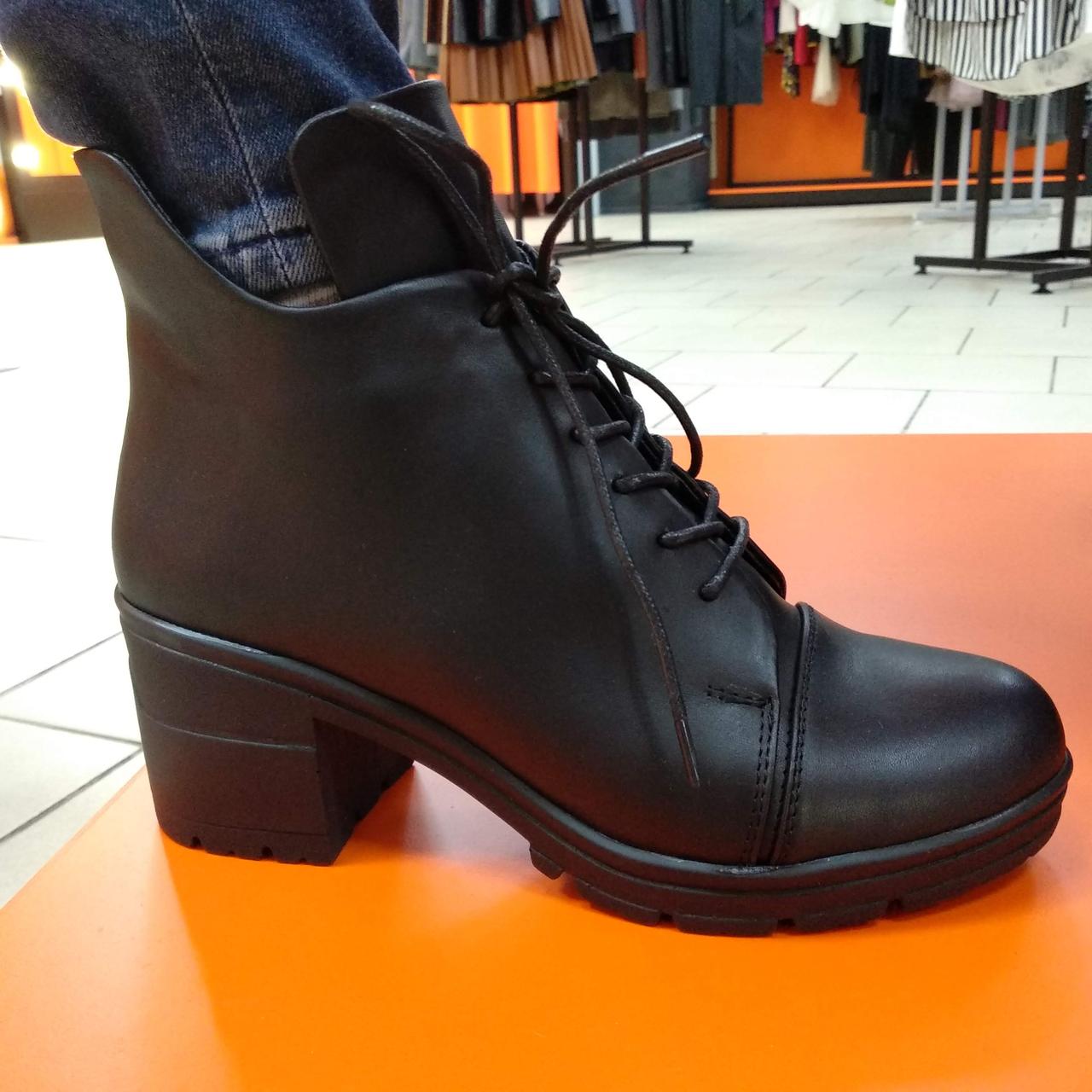 Кожаные женские ботинки черные демисезонные