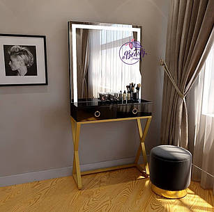 Гримерка, стіл для макіяжу на металевому каркасі з дзеркалом з лід стрічкою, ноги лофт золото.