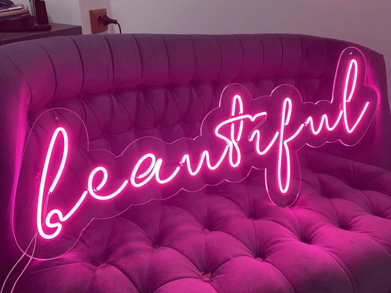 Неоновий напис "Beautiful" на акриловій основі Manific Decor