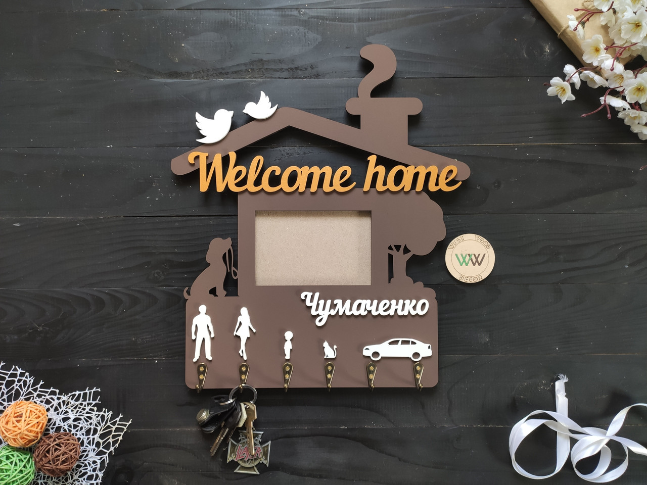 Вішалка з дерева для ключів з фоторамкою і прізвищем "Welcome home", фото 1