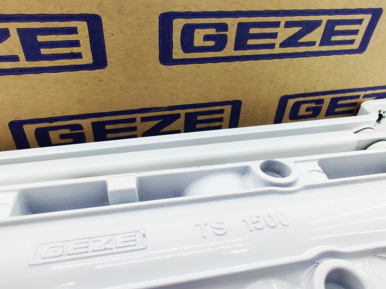 Доводчик Geze TS 1500 с фиксацией до 80 кг белый (Германия) - фото 3 - id-p1223115205