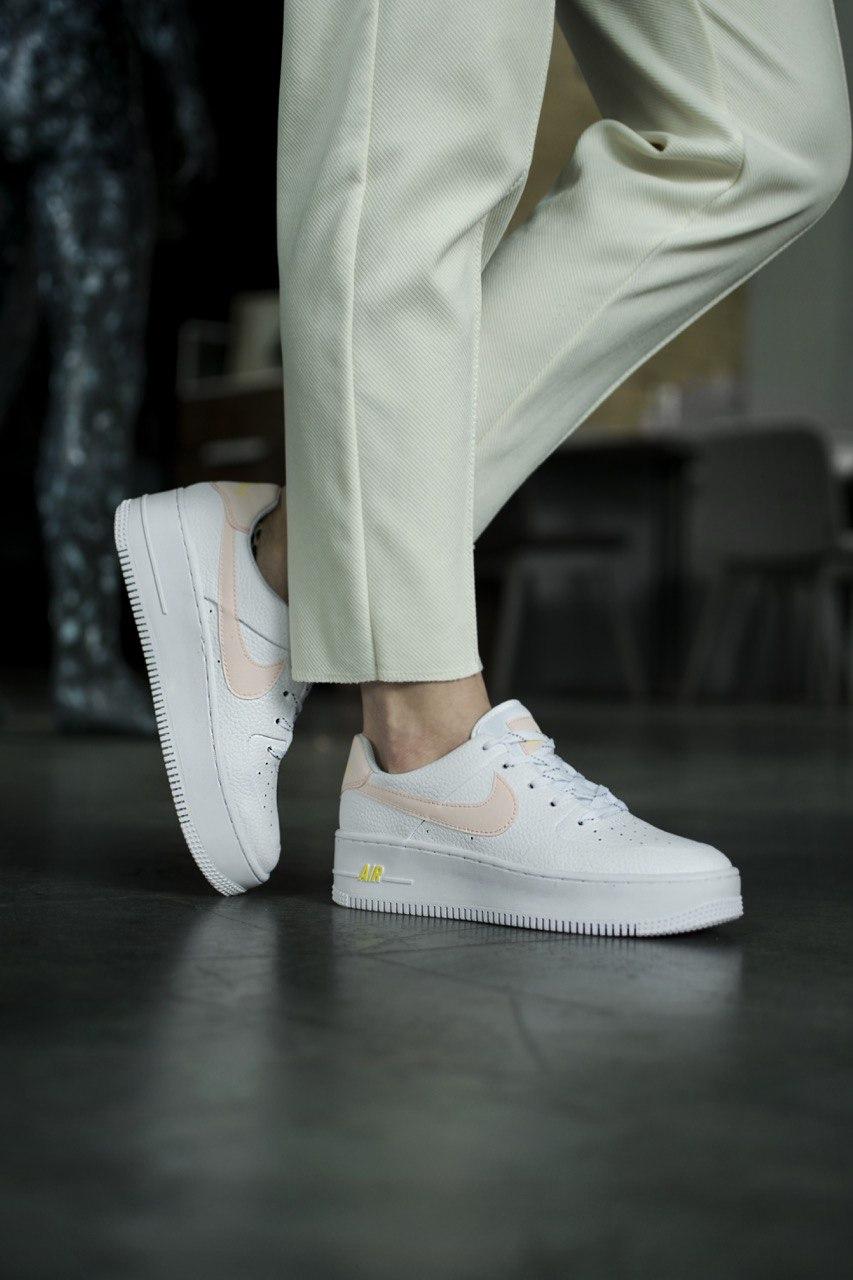 Кросівки Nike Air Force White/Orange 2.0 жіночі білі. Шкіряні кроси в білому кольорі Найк Аір Форс