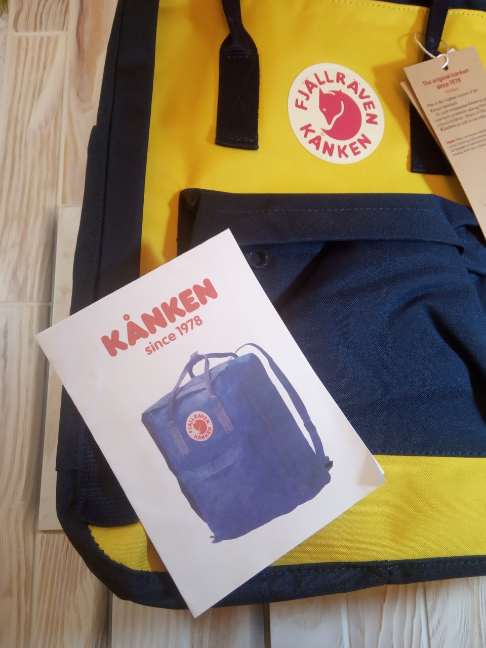 Рюкзак Fjallraven Kanken Classic на стиле, темно-синий с желтым 16 литров (Полиэстер) - фото 3 - id-p1226195699