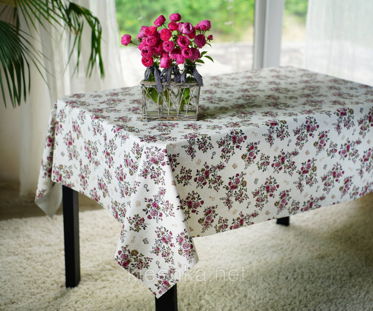 Клейонка з трояндочками на тканинній основі в кафе, їдальню, для дому