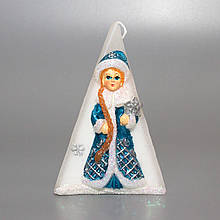 Декоративна новорічна свічка Пірамідка з малюнком Снігуроньки, 8,6х8,4х13 см, білий з синім, віск (791262-1)