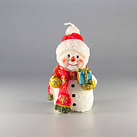 Декоративная новогодняя свечка Снеговик с подарком, 5,6х4,5х9 см, белый с красным, воск (790739-1)