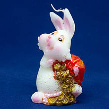 Декоративна новорічна свічка Кролик з мішком монет на плечі, 7,6 см, білий з золотистим, віск (440160-1)