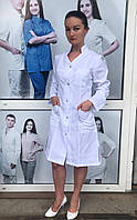 Білий медичний халат жіночий із довгим рукавом.