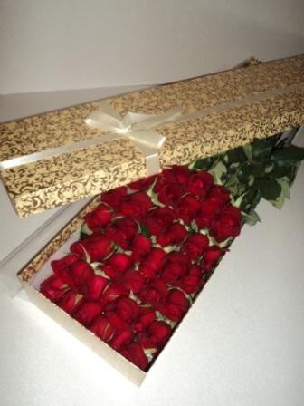 Доставка кольорів Києвом (троянди в коробці)