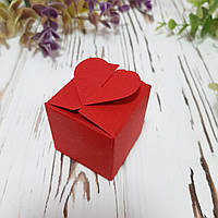 Коробка красная на 1 конфетку с замком "сердечко"