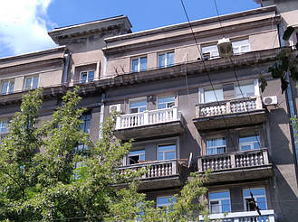 Новая балюстрада на балконе многоэтажного дома в Киеве на Пирогова 4