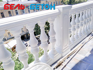 Новая балюстрада на балконе многоэтажного дома в Киеве на Пирогова