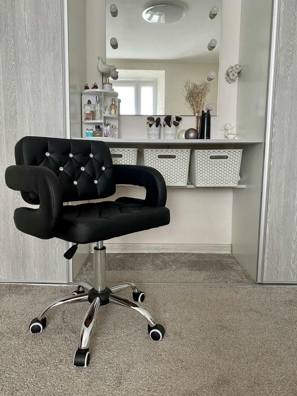 Перукарське крісло на пневматиці HC8403CK чорний кожзам