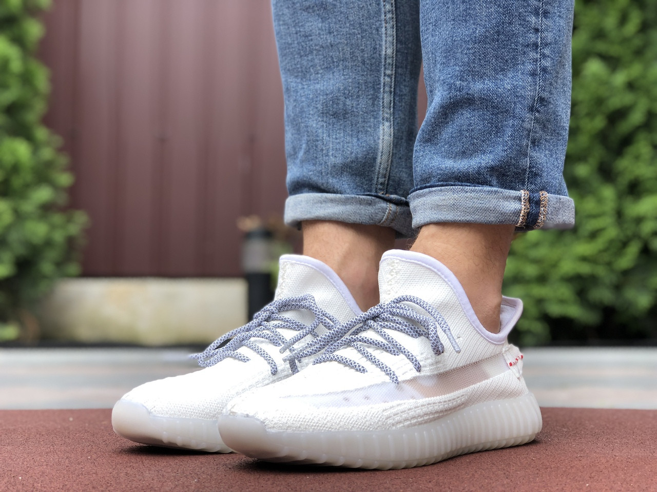 Чоловічі кросівки Adidas Yeezy Boost білі — летючі кросівки в стилі Аддас Ізі Буст рефлективні шнурки
