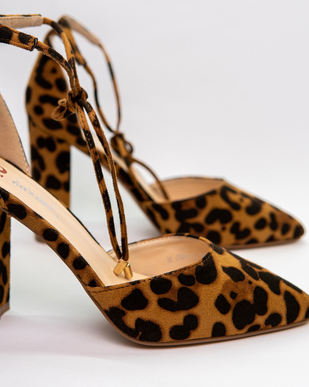 Босоножки женские Seastar на каблуке с закрытым носком и пяткой леопардовые замшевые - фото 1 - id-p1221472034