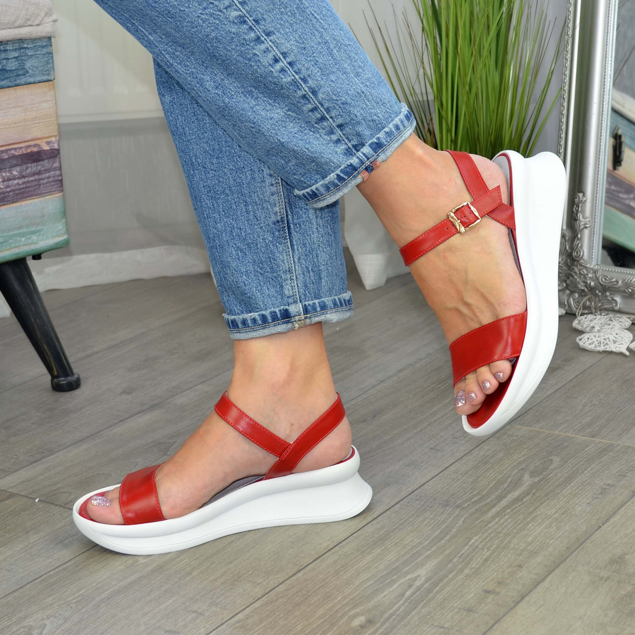 Босоніжки жіночі шкіряні на невисокій танкетці, колір червоний, фото 1