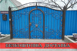 Ковані ворота з встроєною хвірткою та кованими елементами