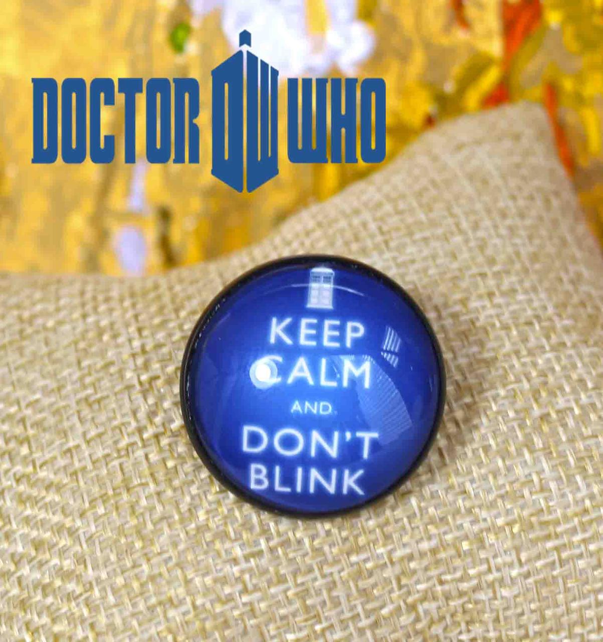 Значок на синьому фоні з написом Доктор Хто / Doctor Who