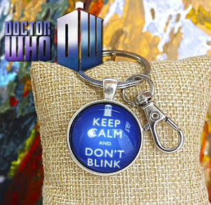 Брелок з написом "Keep Calm and don't Blink" на синьому тлі Доктор Хто / Doctor Who