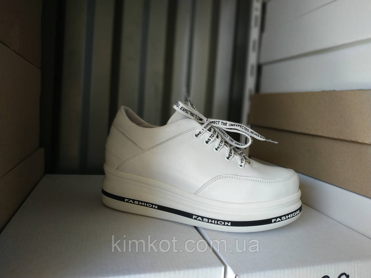Стильні жіночі білі шкіряні кросівки снікерси 36-40 р-р