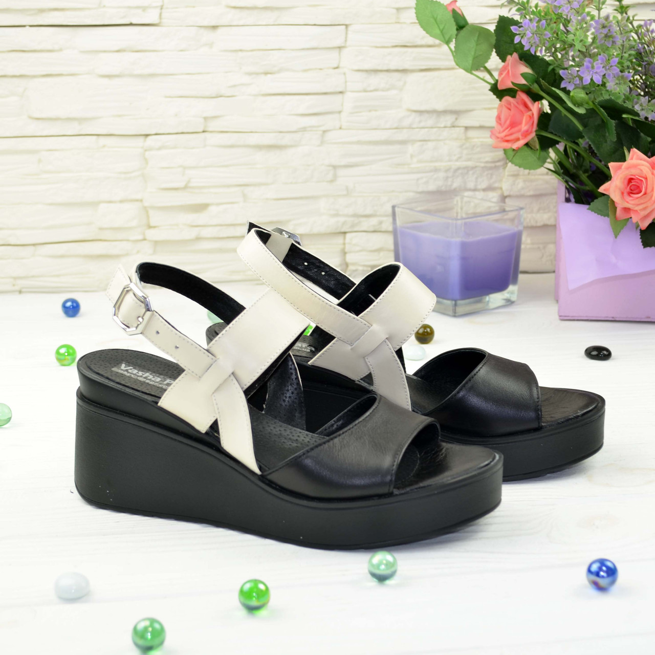 Жіночі шкіряні босоніжки на платформі. Колір чорний/бежевий, фото 1