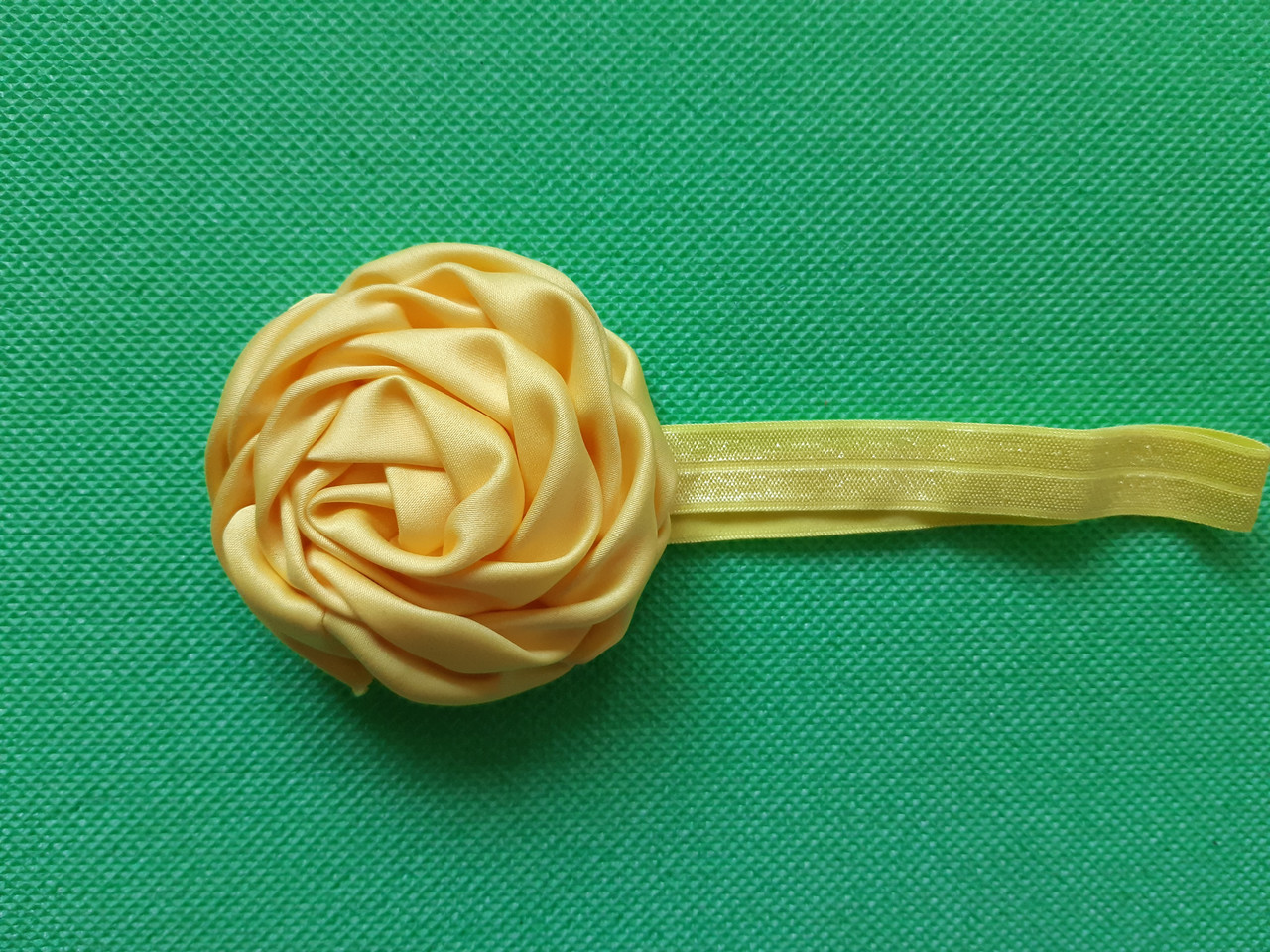 Пов'язка дитяча з трояндочкою жовта квітка 8см, окружність 36-52см