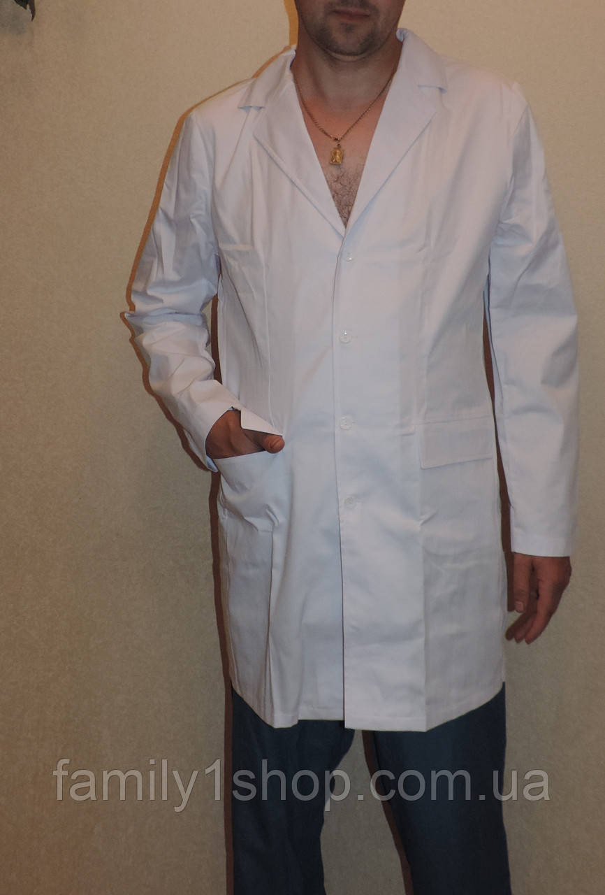 Модний чоловічий білий медичний халат з відкладним коміром і на гудзиках .