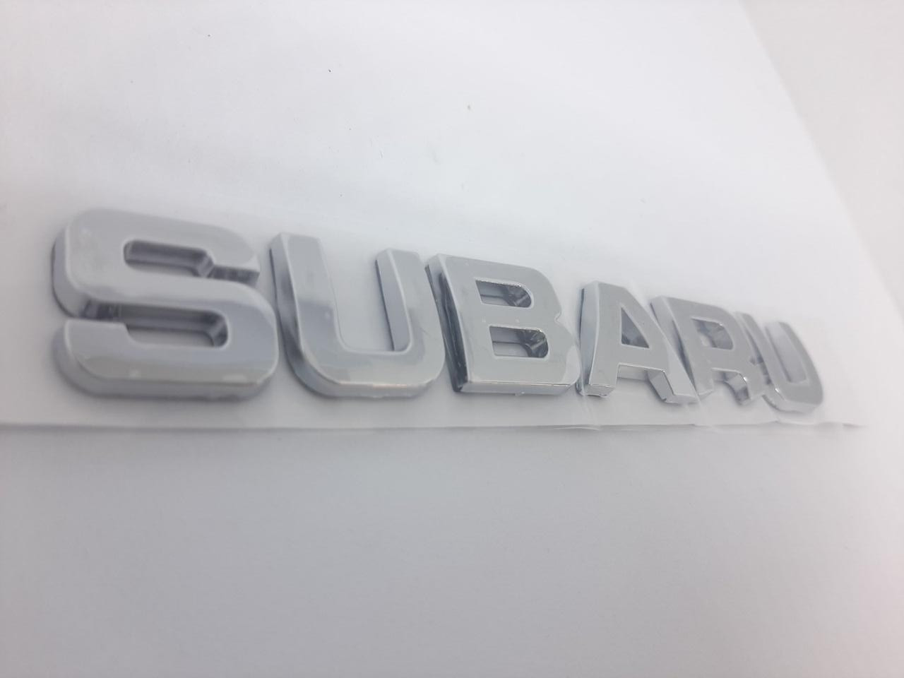 Емблема, логотип напис букви Subaru.
