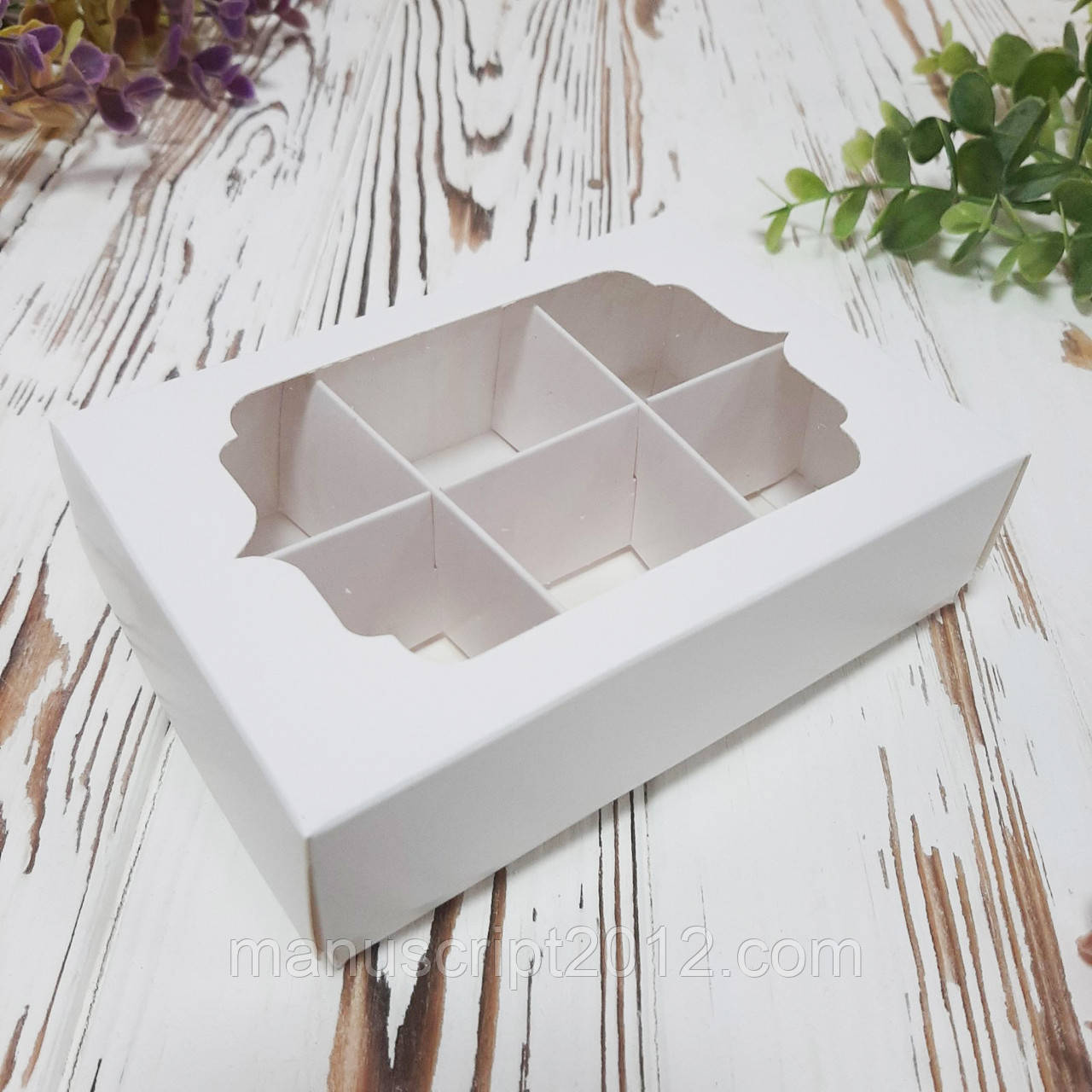 Коробка для цукерок з фігурним вікном та ложементом