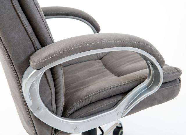 Вид трапециевидного подлокотника у кресла Richman