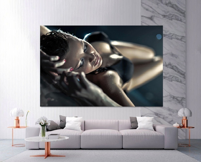 kartina-iz-stekla-devushka-v-kupal'nike kupit'-kartinu-devushka-fotomodel'