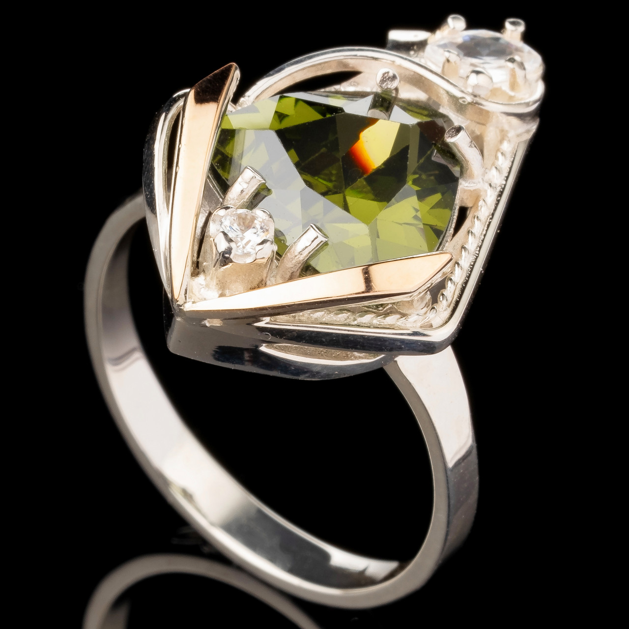 Серебряное кольцо 925 пробы с золотом арт. 526к