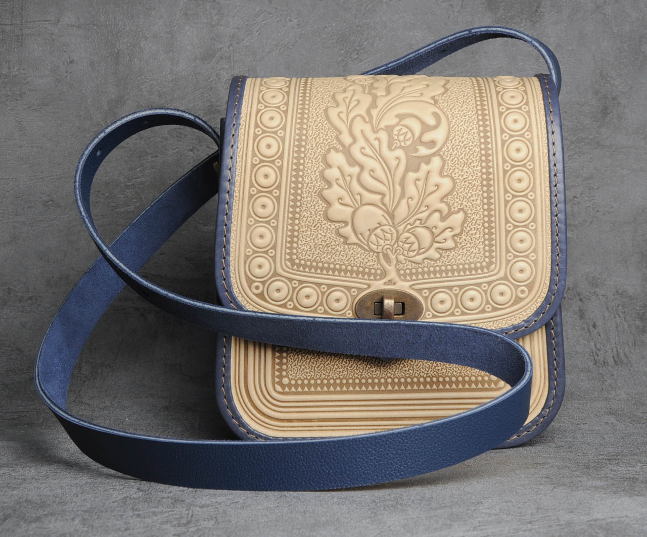 Жіноча шкіряна сумка ручної роботи з тисненим орнаментом «Дубок», бежево-синя сумка з натуральної шкіри, 20*21*8 см, фото 1