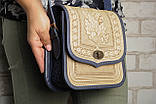 Жіноча шкіряна сумка ручної роботи з тисненим орнаментом «Дубок», бежево-синя сумка з натуральної шкіри, 20*21*8 см, фото 2