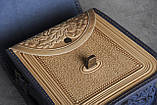 Жіноча шкіряна сумка ручної роботи з тисненим орнаментом «Дубок», бежево-синя сумка з натуральної шкіри, 20*21*8 см, фото 6