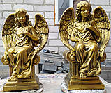 Статуетки ангелів на цвинтарі. Скульптура ангела, що сидить на колоні, 50 см бетон No8, фото 8