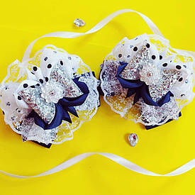 Бант шкільний із репсової лєнти і екокожі на резинкі Модниця (білий горошок)