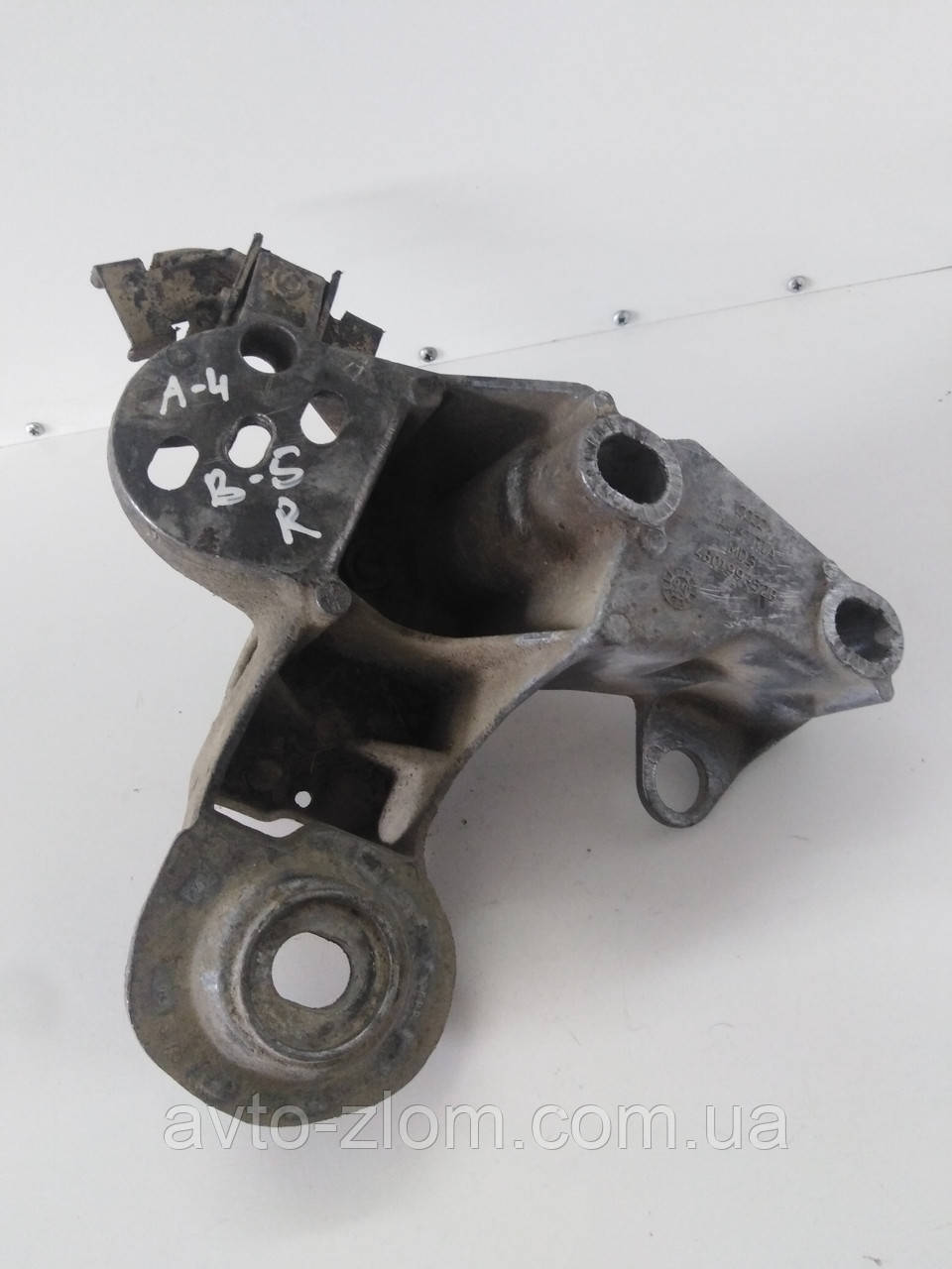 Правий кронштейн подушки двигуна Volkswagen Passat B5, Audi A4, Пассат Б5, Ауді А4. 4B0199352B., фото 1