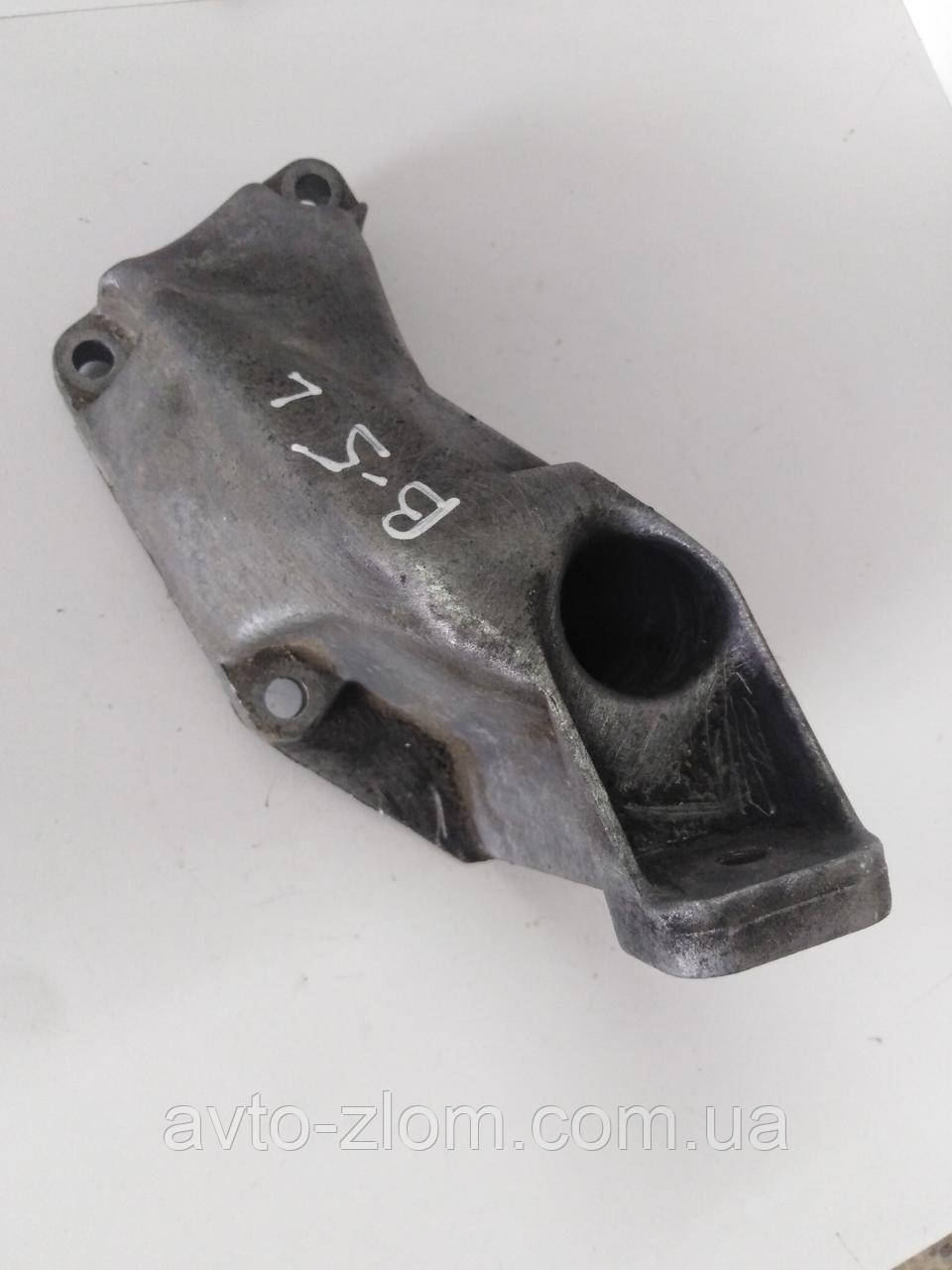 Кронштейн двигуна лівий Volkswagen Passat B5, Audi A4, Пассат Б5, Ауді А4. 8D0199307P., фото 1