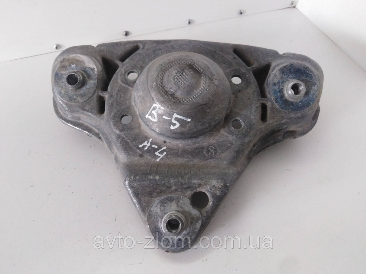 Кронштейн переднього амортизатора Volkswagen Passat B5, Audi A4, A6, Пассат Б5, Ауді А4, А6. 8D0412383L., фото 1